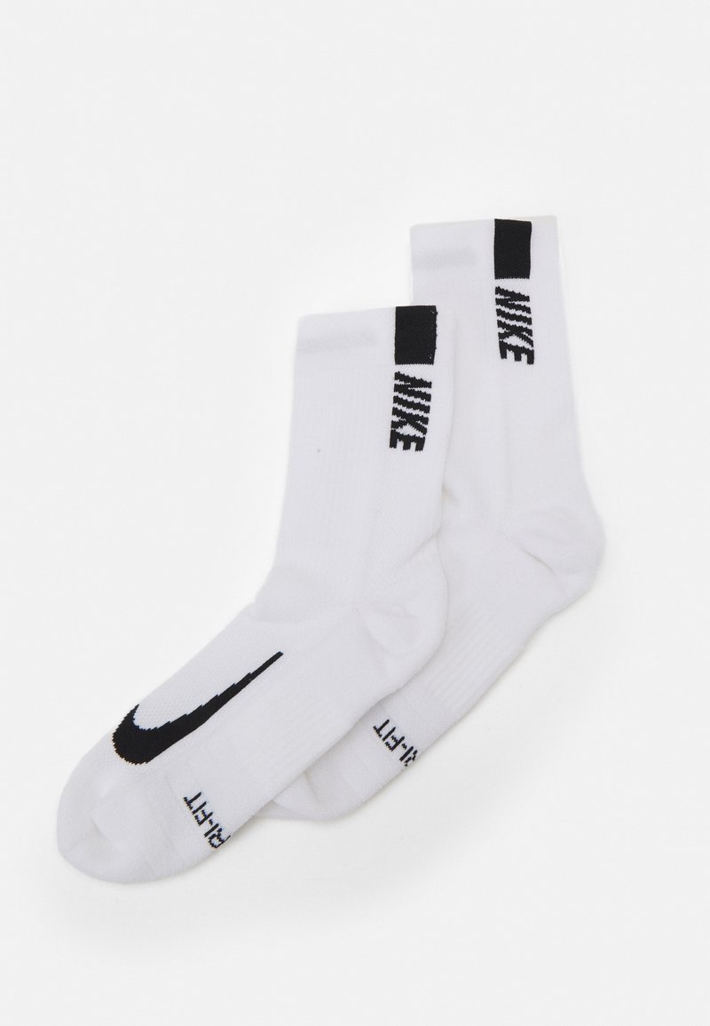 Witte sportkousen met zwart Nike-logo en swoosh, ribbelstructuur, crew lengte en verstevigde teen en hiel voor duurzaam gebruik.