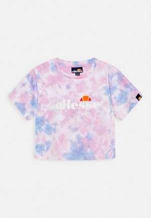 Krótka koszulka typu tie-dye w pastelowym różu, niebieskim i białym kolorze z białym napisem "ellesse" oraz pomarańczowym logo z przodu i na rękawie.