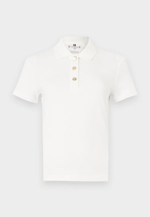 Hvid polo t-shirt med korte ærmer, krave og tre beige knapper på den forreste pløk på en ensfarvet baggrund.