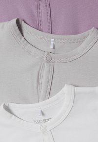 Három ruha puha anyagból: egy fehér, egy világosszürke és egy levendula bodysuit. Mindegyik környakú és elöl patentos záródással rendelkezik.
