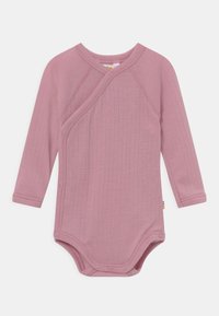 Langärmliger Baby-Body aus weichem, rosa Rippstoff, mit Druckknopfverschluss und gerundetem Ausschnitt sowie einem dezenten Etikettakzent an der Seite.