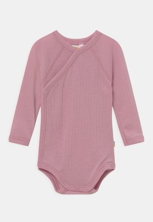 Langärmliger Baby-Body aus weichem, rosa Rippstoff, mit Druckknopfverschluss und gerundetem Ausschnitt sowie einem dezenten Etikettakzent an der Seite.