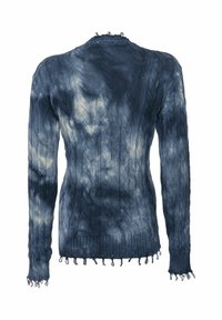 Pull en tricot bleu avec un motif en câble, finition tie-dye, ourlet côtelé et poignets frangés. Présente un col rond et des manches longues.