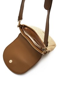 Borsa a tracolla in pelle marrone con patta intrecciata in paglia. L'interno presenta una tasca con zip e una fodera liscia. Dettagli in metallo dorato.