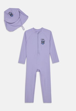 Violet viena gabala peldkostīms ar garām piedurknēm, priekšējo rāvējslēdzēju un jautru kaķa grafiku. Komplektā ir saskaņots cepure ar plašu malu.