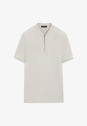 Béžové polo tričko s krátkými rukávy, se zapínáním na půl zipu vpředu a žebrovaným límcem, jednoduchý a minimalistický design.