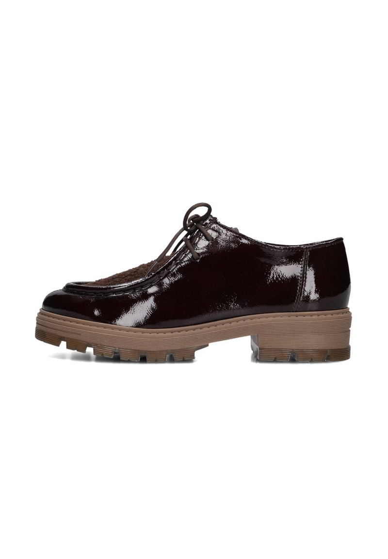 Chaussures en cuir verni marron foncé avec un laçage, un dessus texturé et une semelle épaisse marron clair avec des motifs de traction.
