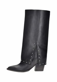 Stivale in pelle nera fino al ginocchio con punta affusolata, dettagli in borchie lungo la cucitura e tacco impilato. Texture liscia con una minima decorazione.