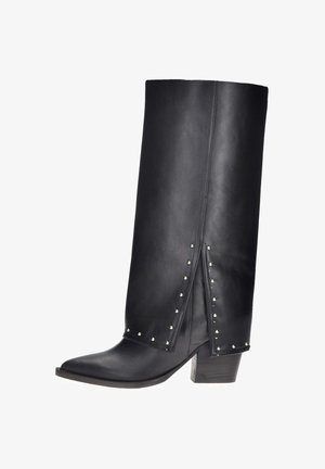 Stivale in pelle nera fino al ginocchio con punta affusolata, dettagli in borchie lungo la cucitura e tacco impilato. Texture liscia con una minima decorazione.
