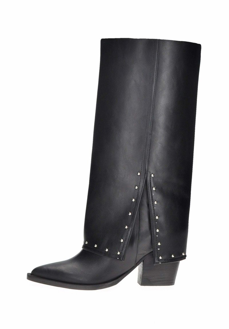 Stivale in pelle nera fino al ginocchio con punta affusolata, dettagli in borchie lungo la cucitura e tacco impilato. Texture liscia con una minima decorazione.
