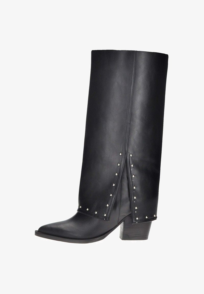 Stivale in pelle nera fino al ginocchio con punta affusolata, dettagli in borchie lungo la cucitura e tacco impilato. Texture liscia con una minima decorazione.