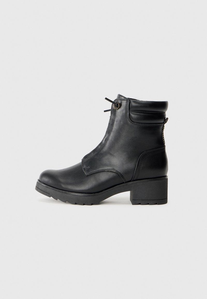 Bottines en cuir noir avec un bout arrondi, fermeture éclair sur le côté et semelle texturée. Le design présente des coutures minimales et un petit talon carré.