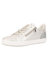 Zapatilla baja blanca con cordones en la parte frontal, cremallera lateral y acento de brillantina plateada en la suela blanca.