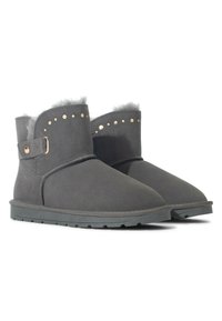 Botas de tobillo de ante gris con punta redondeada, suave forro interior, tachuelas doradas decorativas en la parte superior y suela de goma plana.