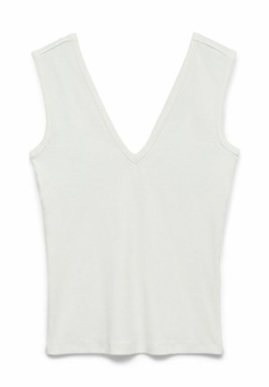 Witte katoenen tanktop met een diepe V-hals, mouwloze ontwerp en een gladde textuur. Eenvoudige silhouet zonder extra patronen of accessoires.