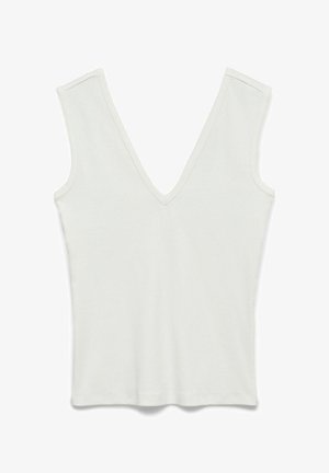 Biały bawełniany top na ramiączkach z głębokim dekoltem w kształcie litery V, bez rękawów i gładką fakturą. Prosta sylwetka bez dodatkowych wzorów czy elementów metalowych.