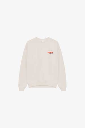 Bež sweatshirt s okruglim izrezom i dugim rukavima, s crvenim tekstom "RAMEN" iznad japanskih znakova na lijevoj strani prsa.