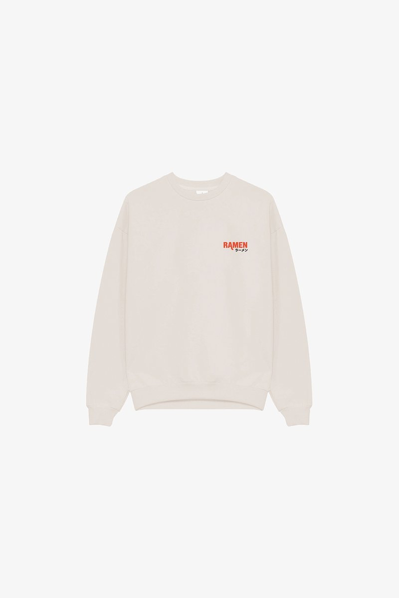 Μπεζ φούτερ με στρογγυλή λαιμόκοψη και μακριά μανίκια, με κόκκινο κείμενο "RAMEN" πάνω από ιαπωνικούς χαρακτήρες στο αριστερό στήθος.