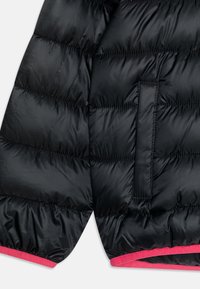 Czarna kurtka puchowa o pikowanej fakturze, z kontrastowym różowym wykończeniem i boczną kieszenią. Gładki materiał syntetyczny, smukły design.