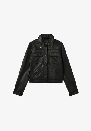 Veste courte en cuir noir avec une fermeture à boutons sur le devant, deux poches poitrine et des poches latérales diagonales. Elle présente un col classique et une texture lisse.