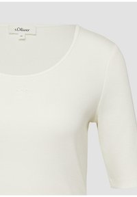 Haut côtelé à manches courtes de couleur crème avec encolure dégagée et logo brodé discret sous l'encolure, taille 36 de s.Oliver.