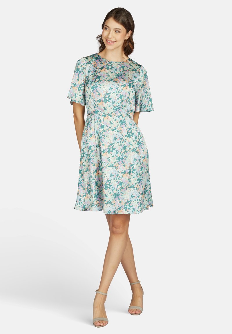 Blumenmuster-Kleid in Blau- und Rosatönen; runder Ausschnitt, kurze fließende Ärmel, tailliert und mit ausgestellt Rock; glattes Material.