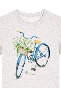 Graues T-Shirt mit einem blauen Fahrrad-Design, das einen Holzkorb zeigt, der mit weißen Gänseblümchen und grünem Laub gefüllt ist.