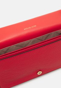 MICHAEL Michael Kors JET SET FLAP XBODY - Skulderveske - spiced coral