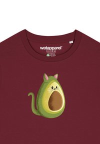 T-shirt bordeaux avec un graphique d'avocat ressemblant à un chat en vert, avec un noyau marron, des oreilles roses et une queue courbée. Conçu avec un col rond.