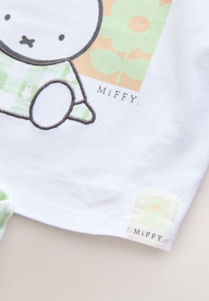 Tricou alb din bumbac cu grafică a personajului Miffy, accente verzi, detalii cusute și o etichetă cu un desen floral.