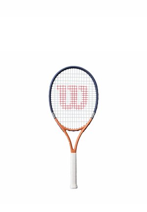 Racchetta da tennis con impugnatura bianca, telaio arancione, parte superiore blu navy e logo rosso "W" sulle corde su sfondo bianco.