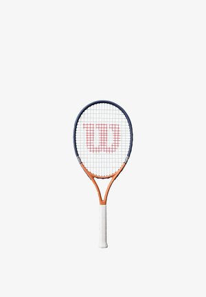 Tennisslag met een witte grip, oranje frame, donkerblauwe bovenkant en een rood "W"-logo op de snaren op een witte achtergrond.