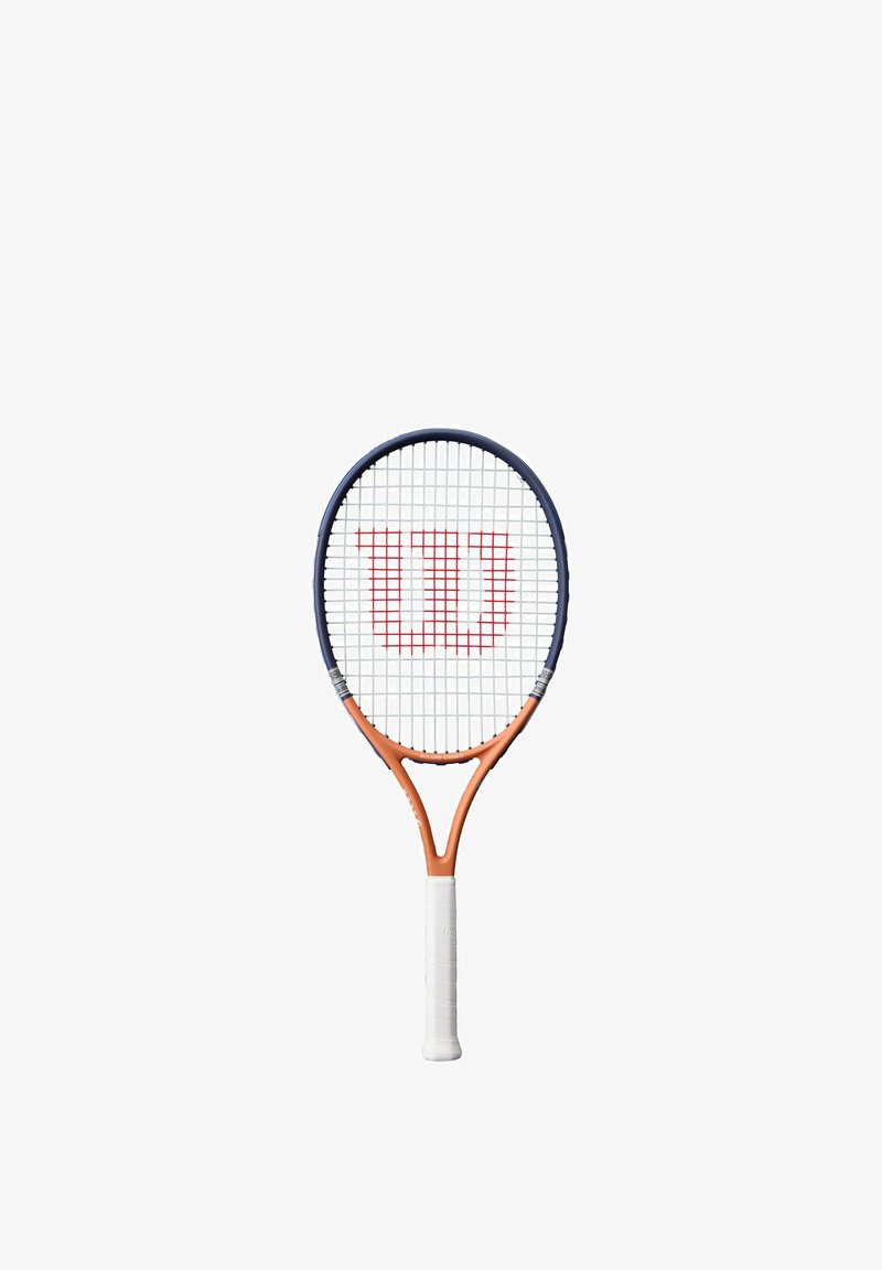 Raquette de tennis avec une poignée blanche, un cadre orange, un dessus bleu marine et un logo rouge "W" sur les cordes sur fond blanc.