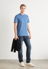 Calvin Klein Jeans HEAVY REGULAR  - Jednoduché tričko - blue coast