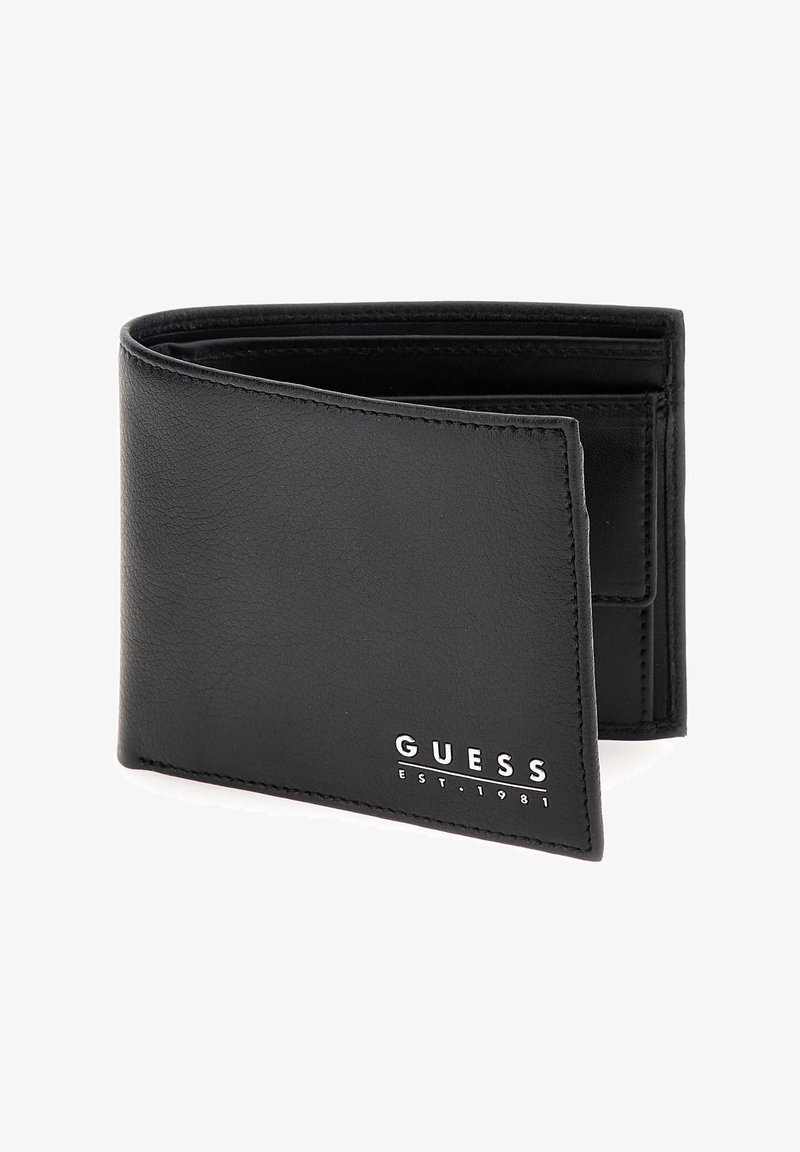 Portafoglio in pelle nera con design pieghevole. Presenta un logo in rilievo argentato e numerosi scomparti per carte. Texture liscia con bordi cuciti.
