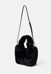Sort faux fur håndtaske med blød tekstur, runde doble håndtag og en justerbar læderrem med guldfarvede hardware detaljer.