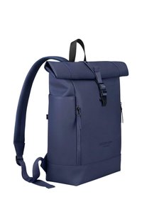 Jūras zila rullīšu mugursoma izgatavota no izturīga materiāla, ar regulējamiem polsterotiem siksnām, priekšējo kabatu ar rāvējslēdzēju un izspiestu logo detaļu.