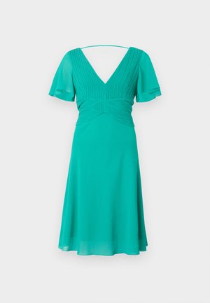 Un abito turchese con scollatura a V, maniche a farfalla corte e un corpetto aderente con pieghe, che sfocia in una gonna di lunghezza al ginocchio.