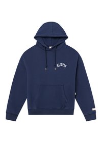 Marineblauwe hoodie van zacht materiaal, met een voorzak, een trekkoordkap en witte "BLKVIS"-tekst op de borst.