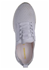 Chaussure de sport légère en matériau en maille blanche, présentant un dessus texturé, six œillets pour les lacets et un logo sur la semelle intérieure.