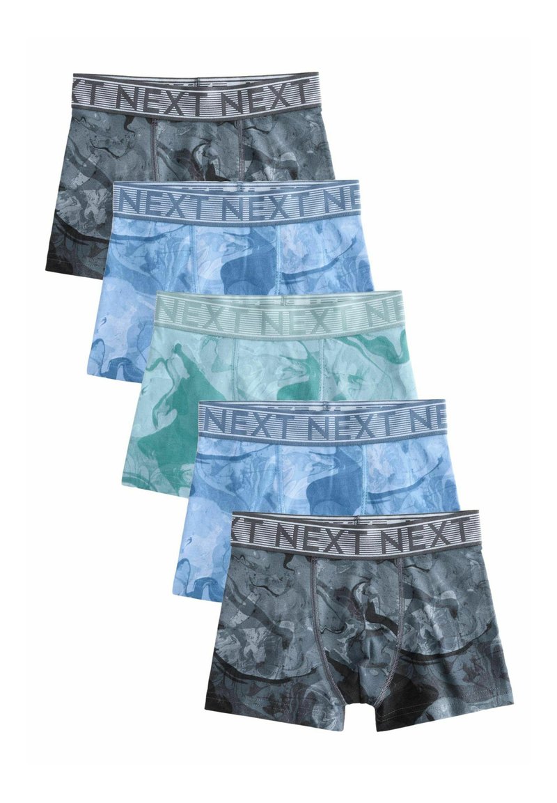 Cinque paia di boxer da uomo in diverse tonalità di blu e grigio, con motivi astratti, dotati di cinturini elastici con il marchio NEXT.