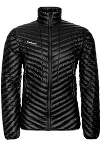 Černá izolační bunda s vysokým límcem, zapínáním na zip a horizontálním prošívaným vzorem. Disponuje dvěma bočními kapsami a značkovým logem.