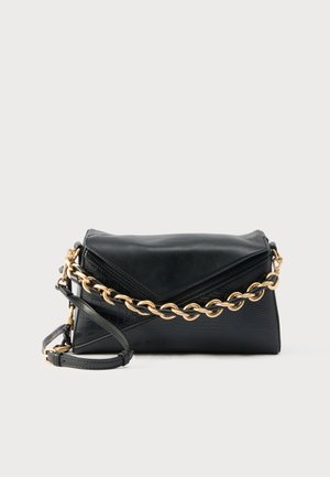 Borsa in pelle nera con finitura testurizzata, con tracolla a catena dorata e design strutturato con patta triangolare.