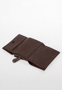 Braune Lederbörse mit einer glatten Oberfläche, mehreren Kartenfächern und einem Druckverschluss. Kompaktes Design mit abgerundeten Kanten.