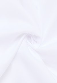Tessuto bianco con una trama liscia e testurizzata, che mostra una qualità riflettente della luce. Leggermente stropicciato, disposto in un motivo a spirale.