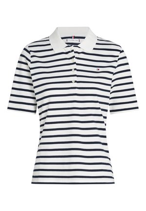 Polo bianca con strisce orizzontali nere, maniche corte, colletto bianco e quattro bottoni sul davanti.