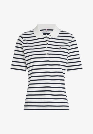 Polo bianca con strisce orizzontali nere, maniche corte, colletto bianco e quattro bottoni sul davanti.