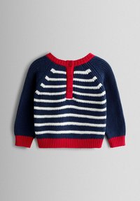 Pull en maille bleu marine avec des rayures horizontales blanches et rouges. Il comporte un col rond, une patte de boutonnage à quatre boutons et des poignets et un ourlet côtelés.