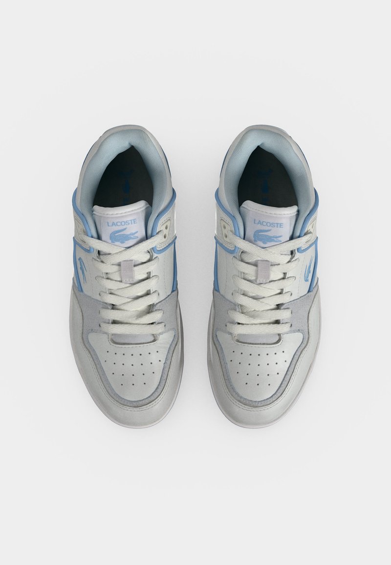 Paar weiße und hellblaue Lacoste-Sneaker von oben mit gebundenen Schnürsenkeln und perforierten Zehenkappen.