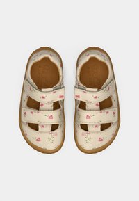 Λευκά δερμάτινα σανδάλια με ροζ λουλουδάτο σχέδιο, δύο λωρίδες βέλκρο και καφέ λαστιχένια σόλα. Ανοιχτό παπούτσι με κοψίματα για αερισμό.